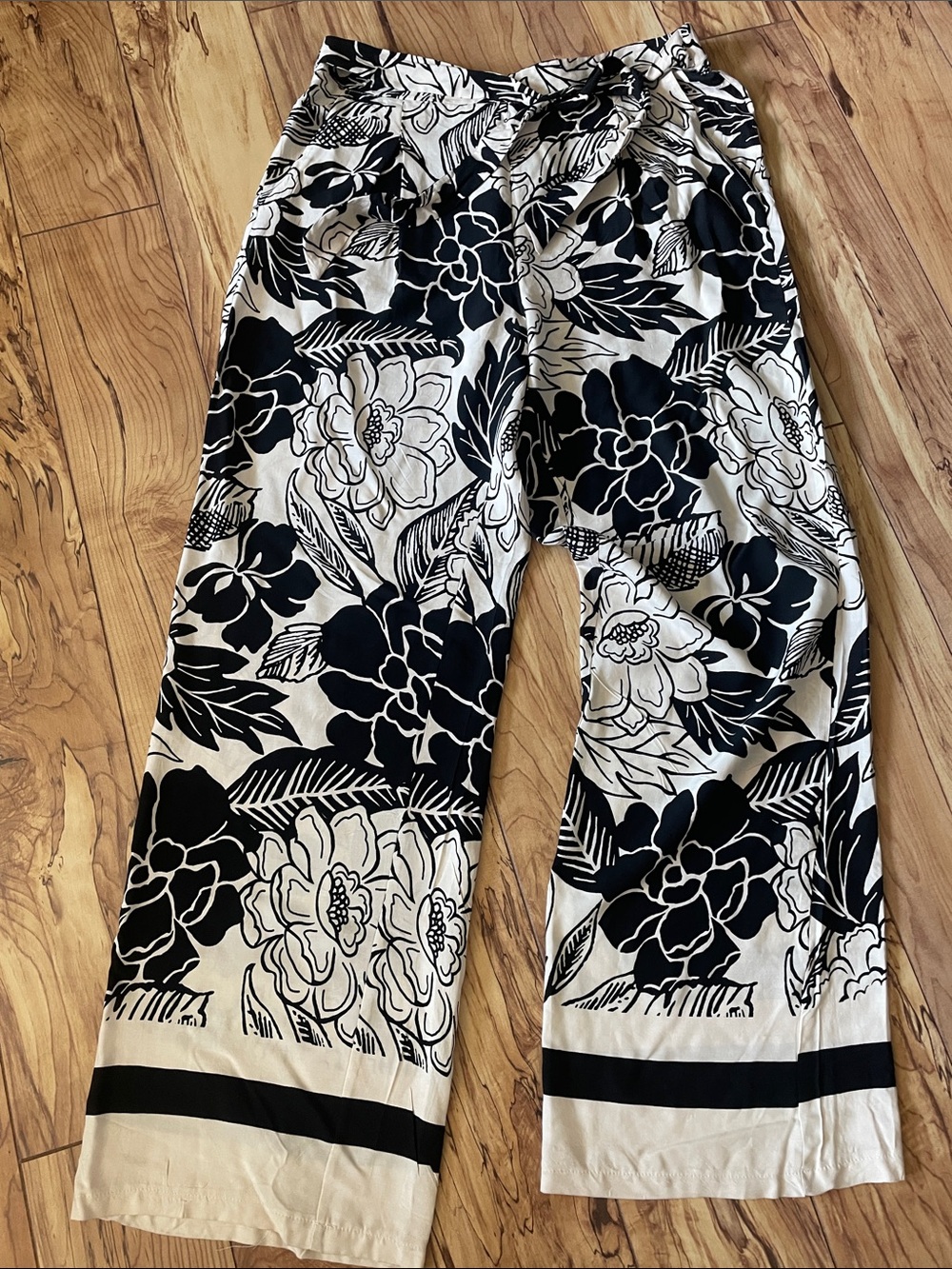 MEG & MARGOT Women's Black & Cream Floral Wide Leg Pants